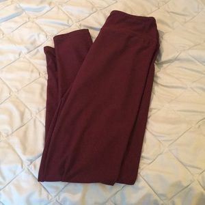 Wine Grace & Lace live in leggings